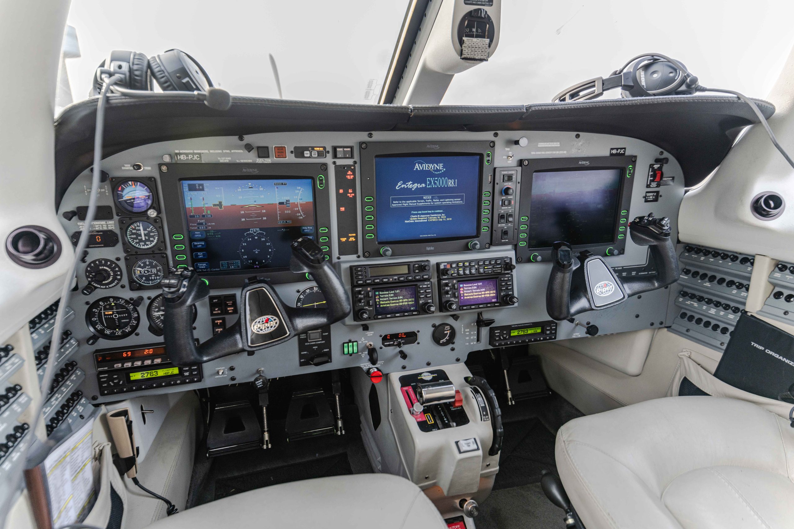 Cockpit einer Piper Meridian mit Avidyne-Panel