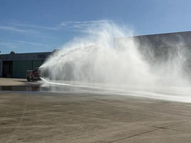 Water demonstration by the airport fire service