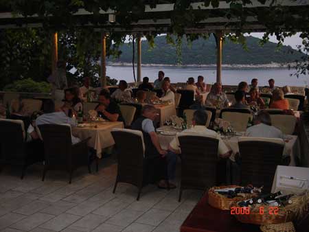 Feierliches Dinner im Hotel auf der Terrasse der Villa Orsula.
Musikalische Unterhaltung durch die international bekannte Gruppe
Klapa Maestral